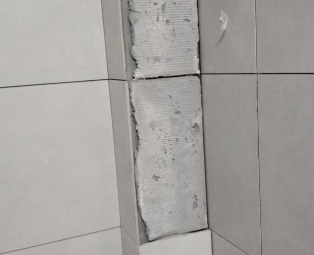 铜仁瓷砖空鼓维修公司分享下瓷砖施工前基层浇水润湿程度不足，可能导致以下问题